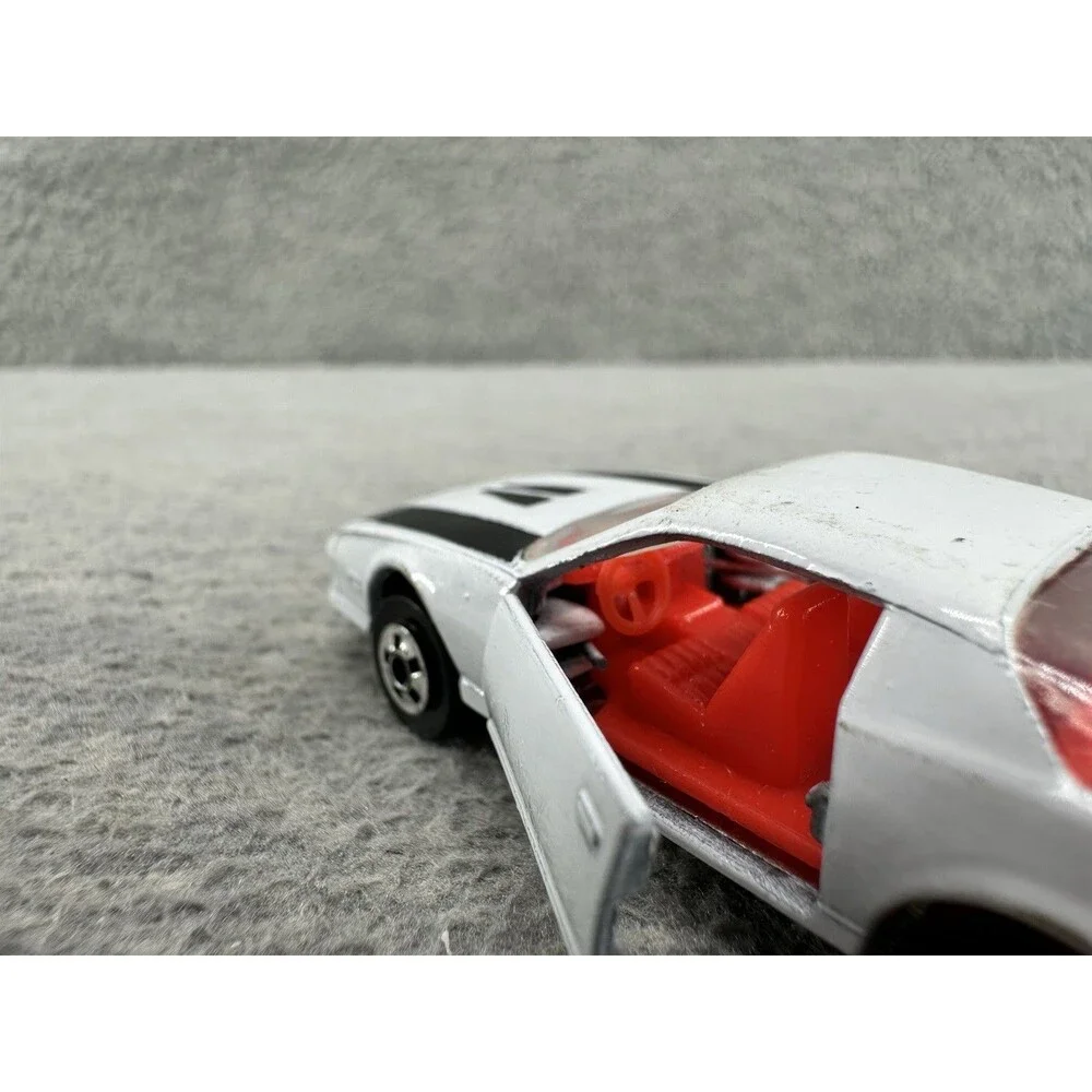 ROAD CHAMPS Classic Sports Die Cast Camaro White Car T5